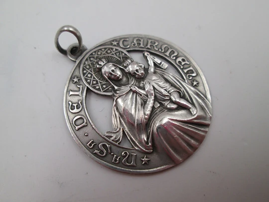 Medalla calada Nuestra Señora del Carmen. Plata de ley. Asa y argolla. España. 1950