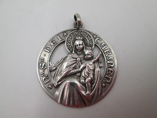 Medalla calada Nuestra Señora del Carmen. Plata de ley. Asa y argolla. España. 1950