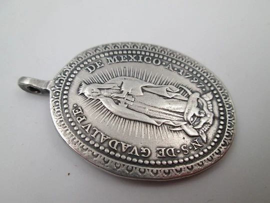 Medalla religiosa Nuestra Señora de Guadalupe. Plata de ley. Argolla. México. 1900