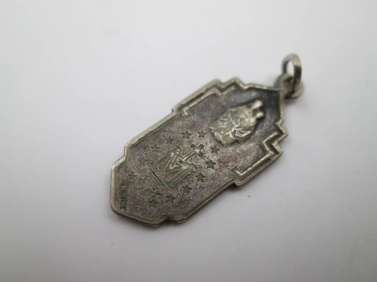 Medalla religiosa. Virgen María y Jesucristo. Metal plateado. Asa y argolla. Francia. 1940