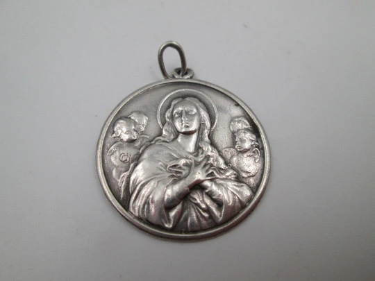 Medalla Virgen María con bustos querubines. Plata de ley. Asa y argolla. España. 1970