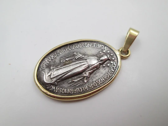 Medalla Virgen Milagrosa. Plata de ley 925. Cerco y argolla en oro de 18k. España. 1940