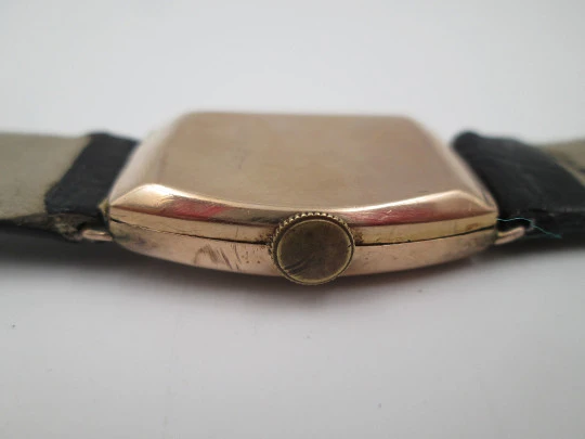 Men's dress wristwatch. 9 karat gold. Rectangular case. Swiss. 1940's