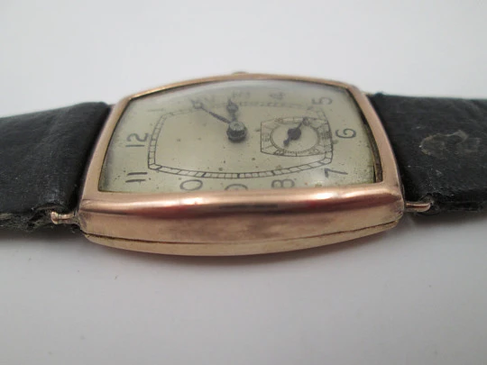 Men's dress wristwatch. 9 karat gold. Rectangular case. Swiss. 1940's