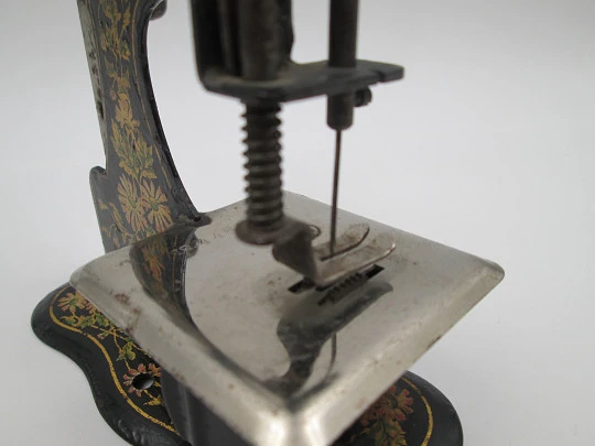 Miniature toy hand crank sewing machine. Lithographed tinplate. Europe. 1900's