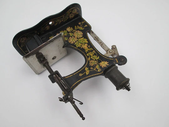 Miniature toy hand crank sewing machine. Lithographed tinplate. Europe. 1900's