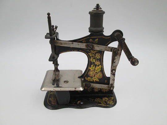 Miniature toy hand crank sewing machine. Lithographed tinplate. Europe. 1900's