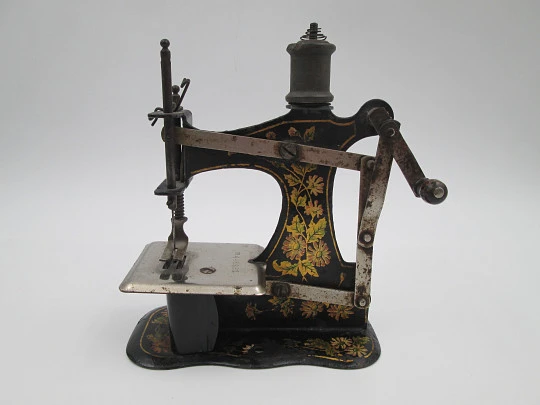 Miniature toy hand crank sewing machine. Lithographed tinplate. Europe. 1900's