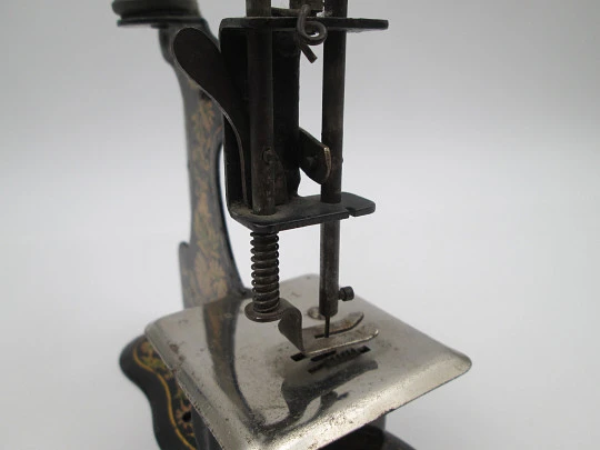 Miniature toy hand crank sewing machine. Lithographed tinplate. Europe. 1900's