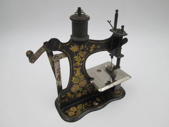 Miniature toy hand crank sewing machine. Lithographed tinplate. Europe. 1900's
