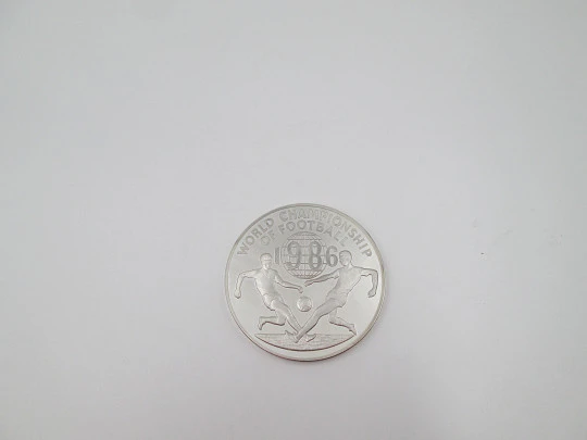 Moneda de cien dólares Mundial de Fútbol México 1986. Plata fina de ley. Jamaica