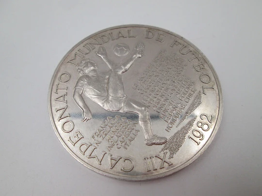 Moneda XII Campeonato Mundial de Fútbol España 1982. Plata de ley. Alto relieve