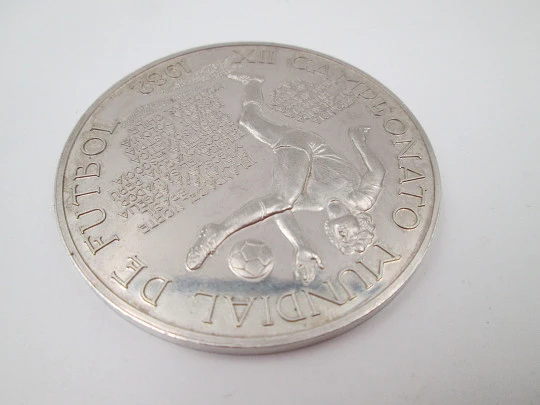 Moneda XII Campeonato Mundial de Fútbol España 1982. Plata de ley. Alto relieve