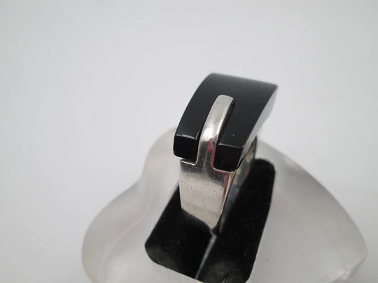 Oko women's fashion ring. 925 sterling silver and black stone. United States. 1980's