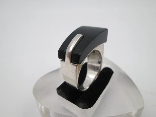 Oko women's fashion ring. 925 sterling silver and black stone. United States. 1980's