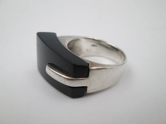 Oko women's fashion ring. 925 sterling silver and black stone. United States. 1980's