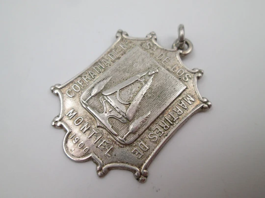 Our Lady of the Martyrs Brotherhood medal (Montiel). Silver plated metal. Spain. 1900