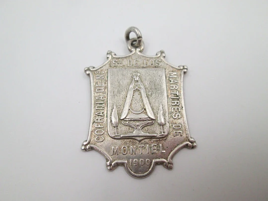 Our Lady of the Martyrs Brotherhood medal (Montiel). Silver plated metal. Spain. 1900