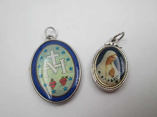 Pair of medals. Silver plated metal. Immaculate Conception and Virgin Fatima