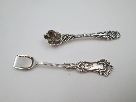 Pareja de cucharitas antiguas ornamentadas para bicarbonato. Plata de ley. 1970