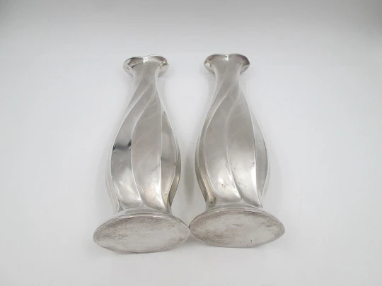 Pareja de floreros modernistas Hoka chapados en plata. Cuerpo ondulado. Alemania. 1930