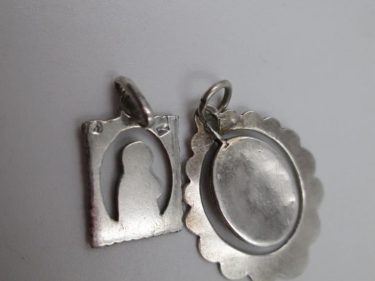 Pareja de medallas religiosas caladas. Plata de ley. Virgen María. Asa y argolla. 1950