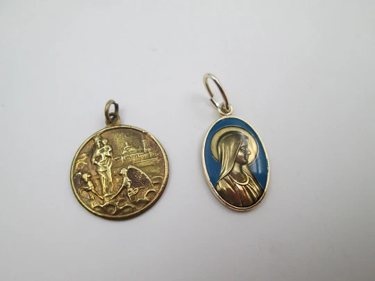 Pareja de medallas religiosas. Metal dorado y esmalte azul. Virgen María. España. 1970