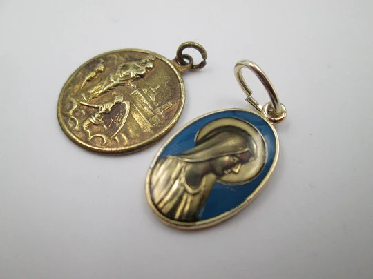 Pareja de medallas religiosas. Metal dorado y esmalte azul. Virgen María. España. 1970