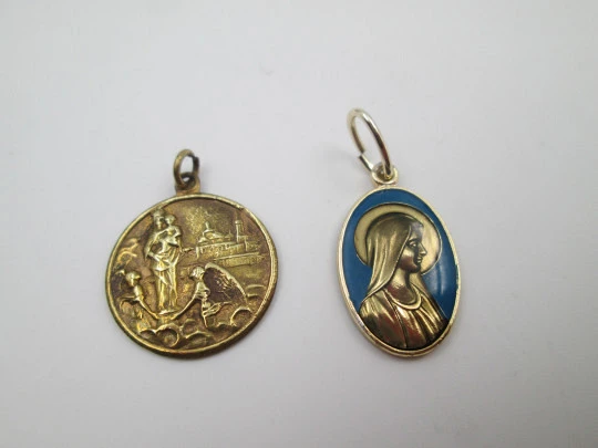 Pareja de medallas religiosas. Metal dorado y esmalte azul. Virgen María. España. 1970