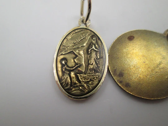 Pareja de medallas religiosas. Metal dorado y esmalte azul. Virgen María. España. 1970