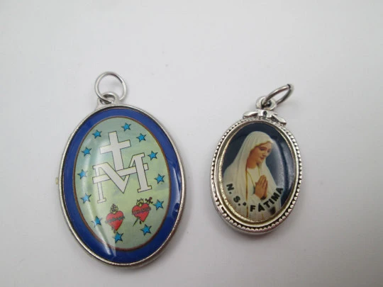 Pareja de medallas. Metal plateado. Inmaculada Concepción y Virgen Fátima. 1990
