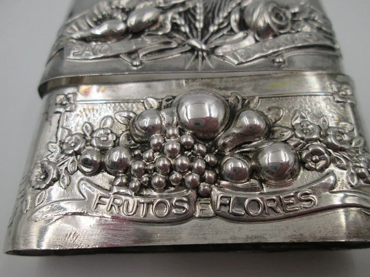 Pareja de servilleteros de mesa. Plata de ley 833. Frutos y flores. Portugal. 1950