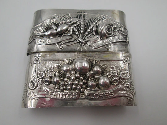 Pareja de servilleteros de mesa. Plata de ley 833. Frutos y flores. Portugal. 1950