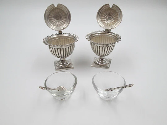 Pareja saleros. Jarras con tapas y cucharas. Diseño gallones. Plata de ley. España. 1980