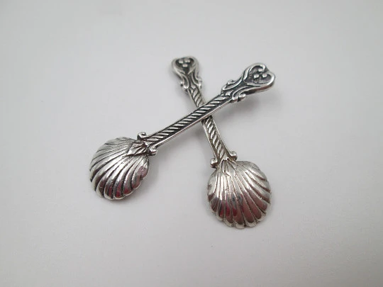 Pareja saleros. Jarras con tapas y cucharas. Diseño gallones. Plata de ley. España. 1980