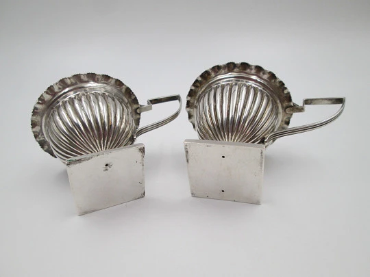 Pareja saleros. Jarras con tapas y cucharas. Diseño gallones. Plata de ley. España. 1980