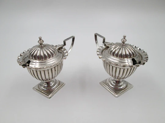 Pareja saleros. Jarras con tapas y cucharas. Diseño gallones. Plata de ley. España. 1980