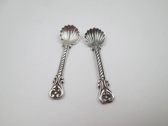 Pareja saleros. Jarras con tapas y cucharas. Diseño gallones. Plata de ley. España. 1980