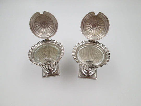 Pareja saleros. Jarras con tapas y cucharas. Diseño gallones. Plata de ley. España. 1980