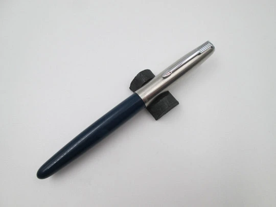 Parker 21 fountain pen. Stainless steel and blue plastic. Aerometric system. 1960's. USA