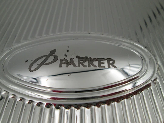 Parker desk notebook. Silver plated metal. Articulated lid. Vertical line motifs. 2010's