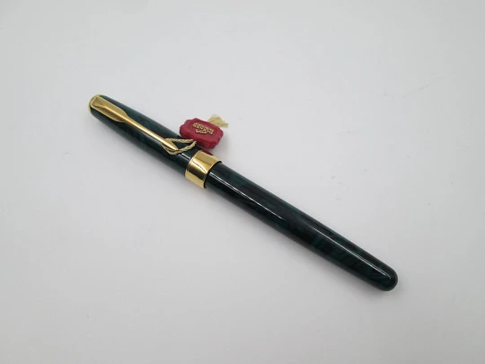 Parker Sonnet Premier. Green black lacquer & gold plated details. 14k nib. France. 1988