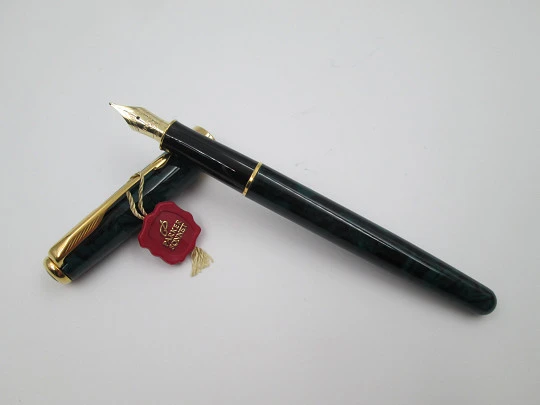 Parker Sonnet Premier. Green black lacquer & gold plated details. 14k nib. France. 1988