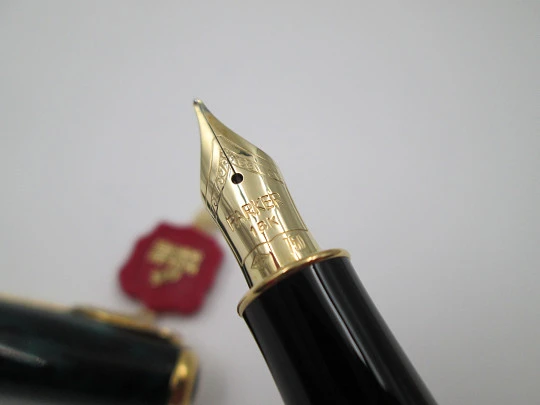 Parker Sonnet Premier. Green black lacquer & gold plated details. 14k nib. France. 1988