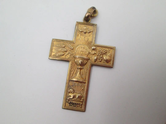 Pendant cross with christian symbols. Gold plated metal. Handle and ring. Spain. 1950's