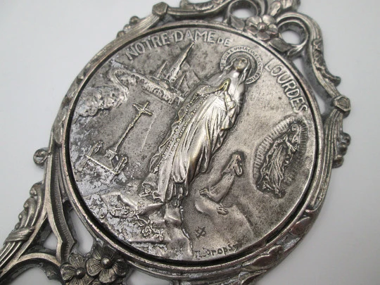 Pila benditera Santuario de Notre-Dame de Lourdes. Metal plateado. Emile Dropsy. 1920