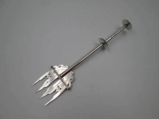 Pinza tenedor mecánico para servicio de pan en plata. Motivos florales. Europa. 1940