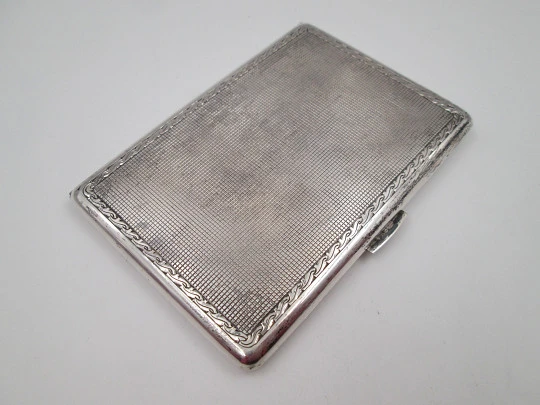 Pitillera rectangular caballero. Plata y vermeil. Cerco vegetal y patrón cuadrados. 1940