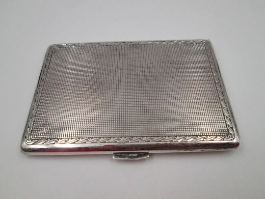 Pitillera rectangular caballero. Plata y vermeil. Cerco vegetal y patrón cuadrados. 1940