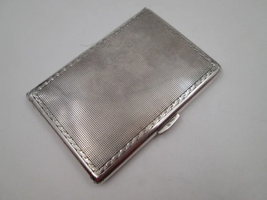 Pitillera rectangular caballero. Plata y vermeil. Cerco vegetal y patrón cuadrados. 1940